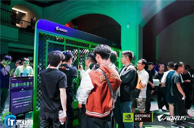 ����R������AORUS DAYɽ��֮�s��RTX 50���Ρ��٠I���늸�������